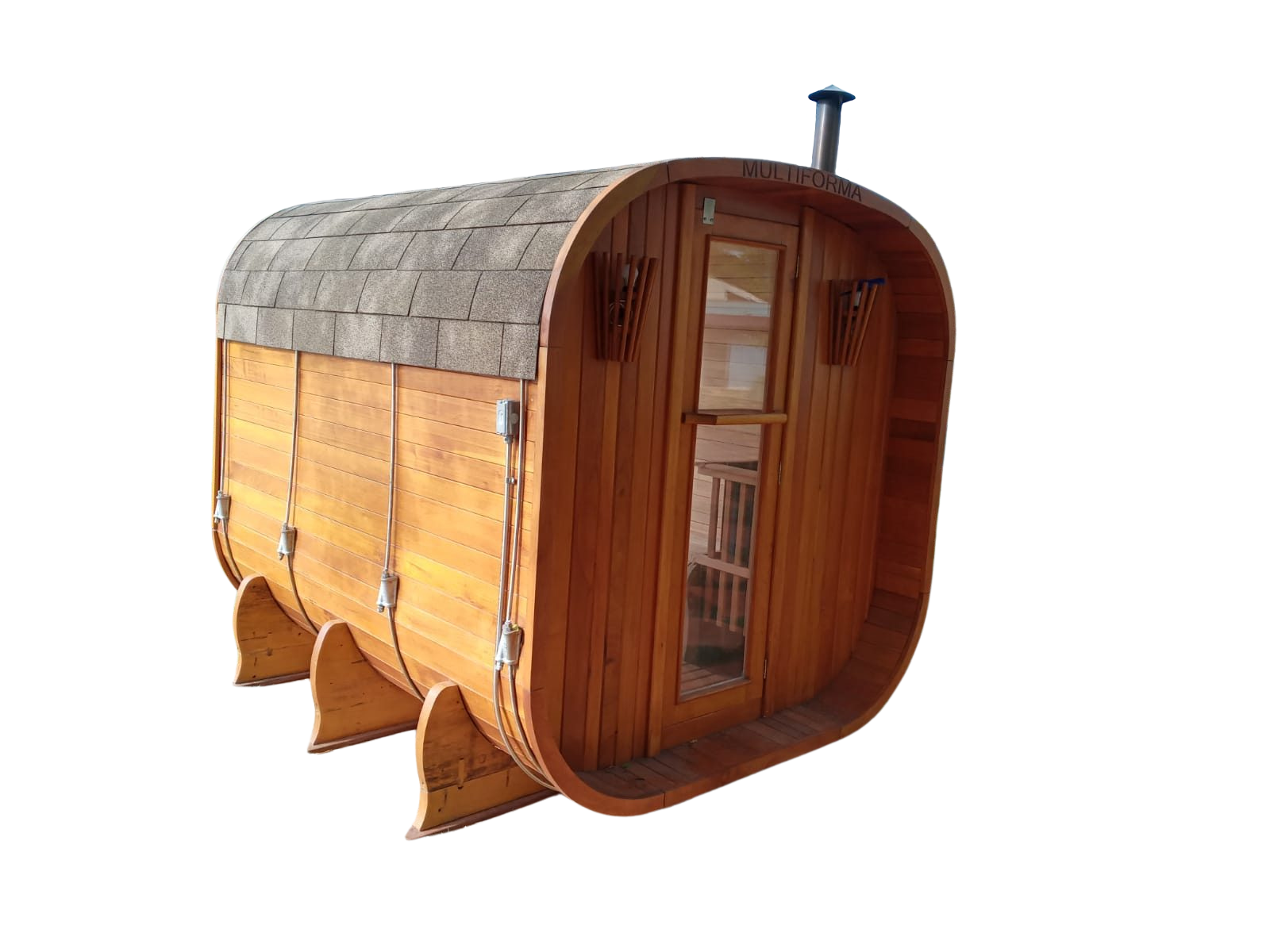 Sauna externa em madeira maciça em formato arredondado